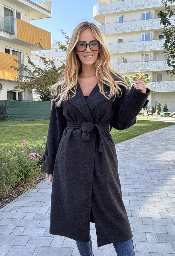 Lucilla szövetkabát– Hosszított női szövetkabát fekete – Innova Fashion